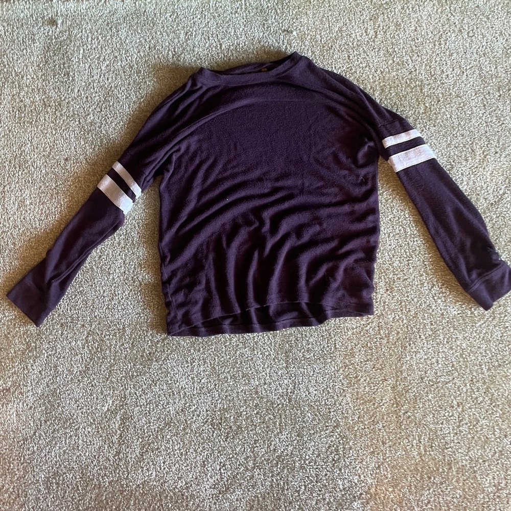 maroon jersey shirt